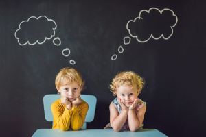 دانلود عکس با کیفیت دو کودک در حال فکر کردن